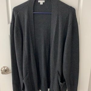 Men’s dark gray sweater with front pockets